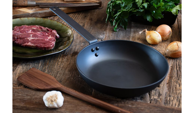 Stekpanna Satake 24 cm kolstål  3mm