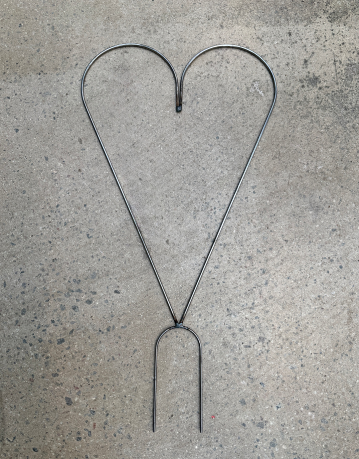 Spalje hjärta smide 2 ben 30x42cm i gruppen Odla & Tillbehör / Tillbehör / Redskap hos Åsby Hem & Trädgård (131881)
