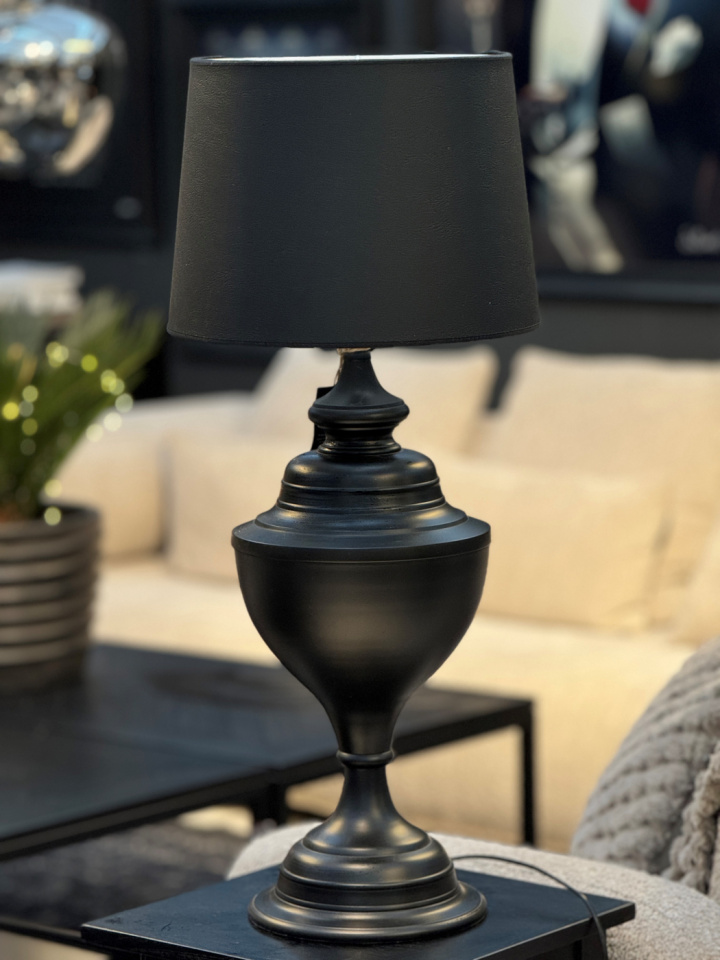 Bordslampa Trophy mattsvart i gruppen Inredning / Belysning / Bordslampor hos Åsby Hem & Trädgård (183880)