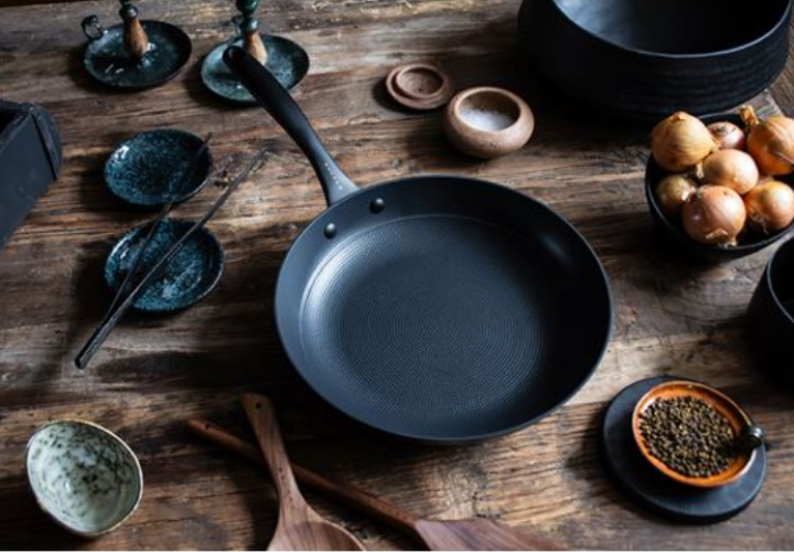 Stekpanna keramisk lättviktsgjutjärn 28 cm i gruppen Inredning / Kök / Köksredskap hos Åsby Hem & Trädgård (188584)