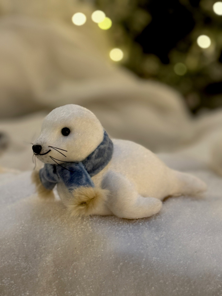 Säl med halsduk 24 cm i gruppen Jul hos Åsby Hem & Trädgård (193423)