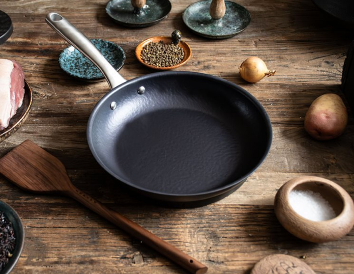 Stekpanna Satake Kolstål 24 cm i gruppen Inredning / Kök / Köksredskap hos Åsby Hem & Trädgård (194684)